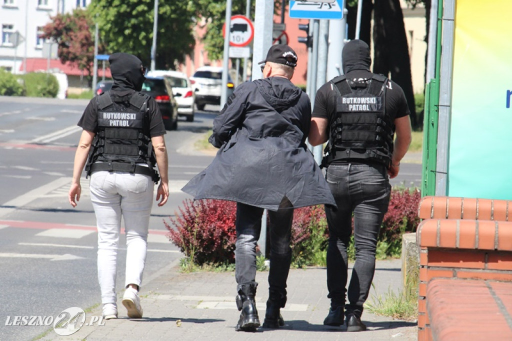 Detektyw Rutkowski przywiózł policji winnego?