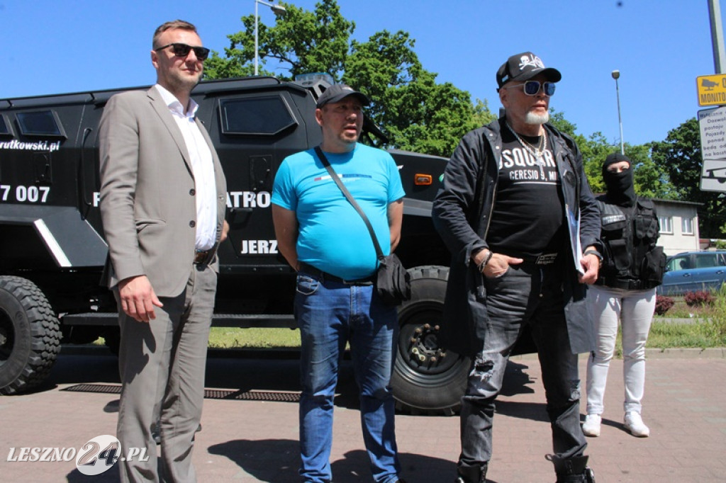 Detektyw Rutkowski przywiózł policji winnego?