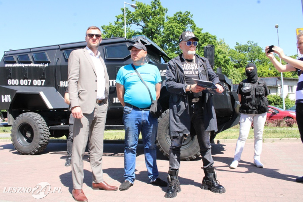 Detektyw Rutkowski przywiózł policji winnego?