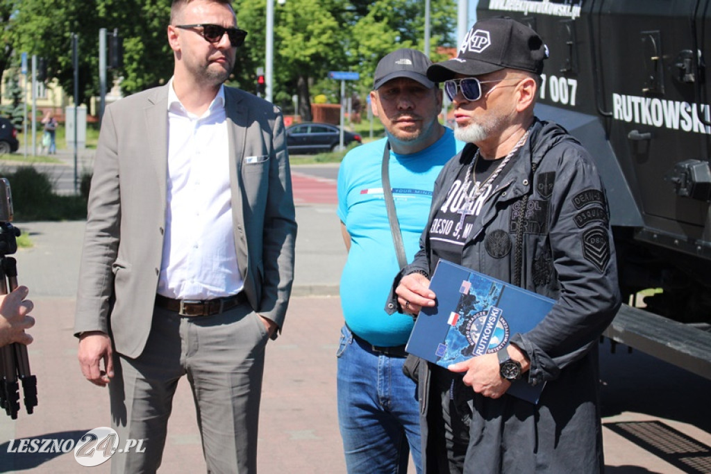 Detektyw Rutkowski przywiózł policji winnego?