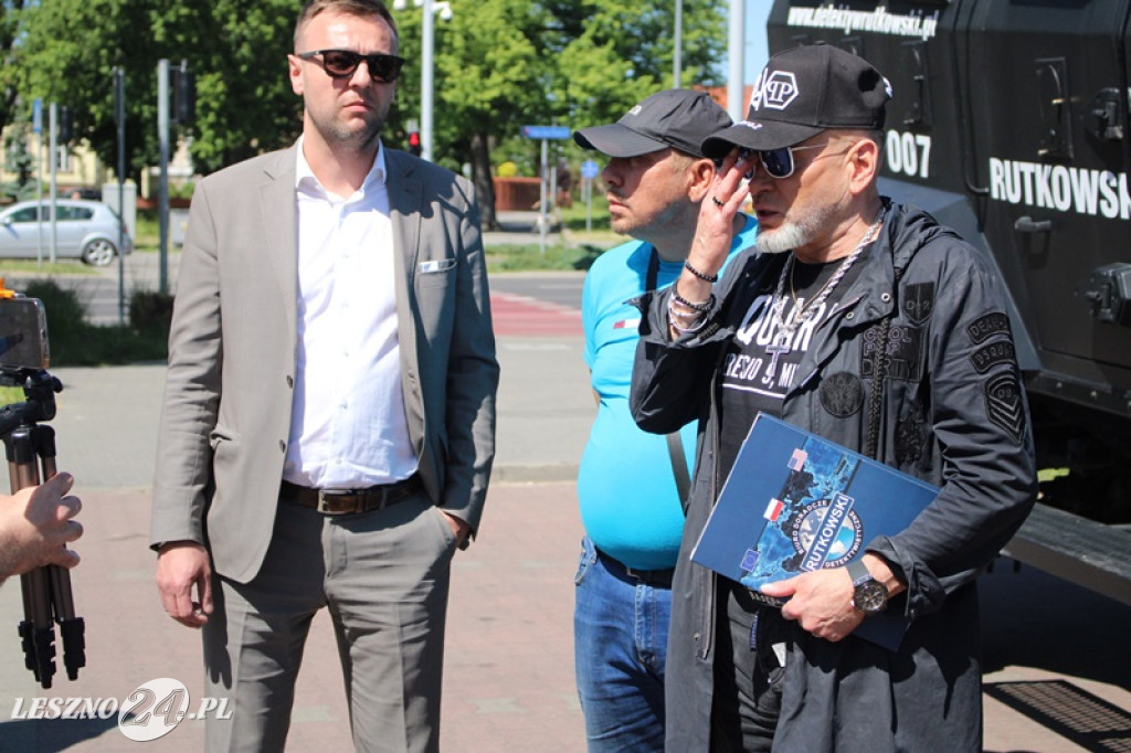 Detektyw Rutkowski przywiózł policji winnego?