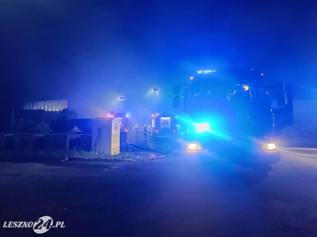 Nocny pożar na składowisku odpadów w Trzebani