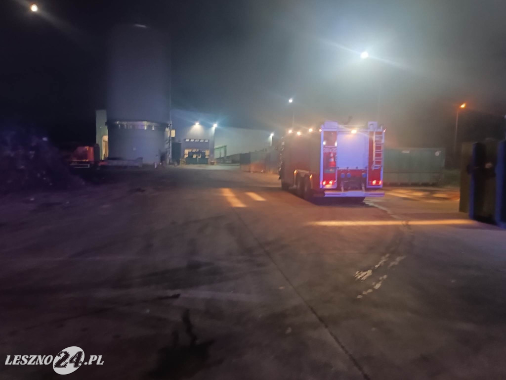 Nocny pożar na składowisku odpadów w Trzebani