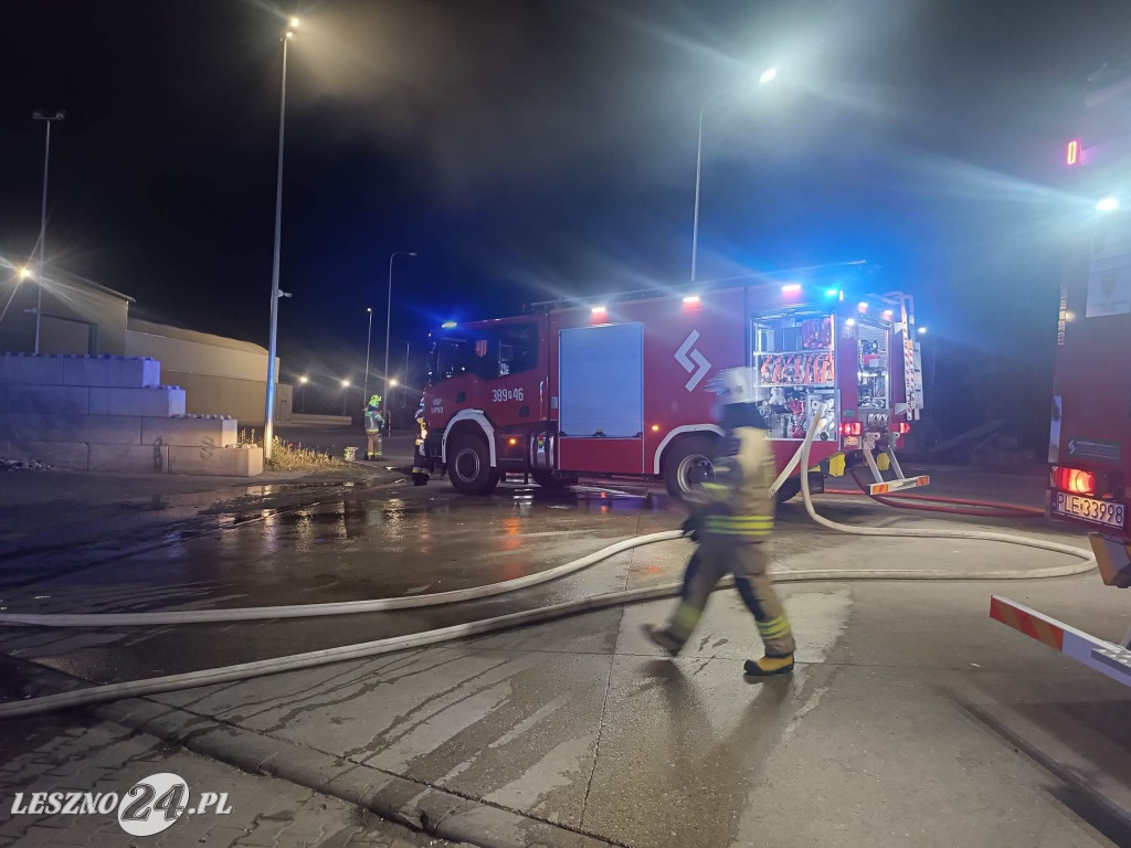 Nocny pożar na składowisku odpadów w Trzebani