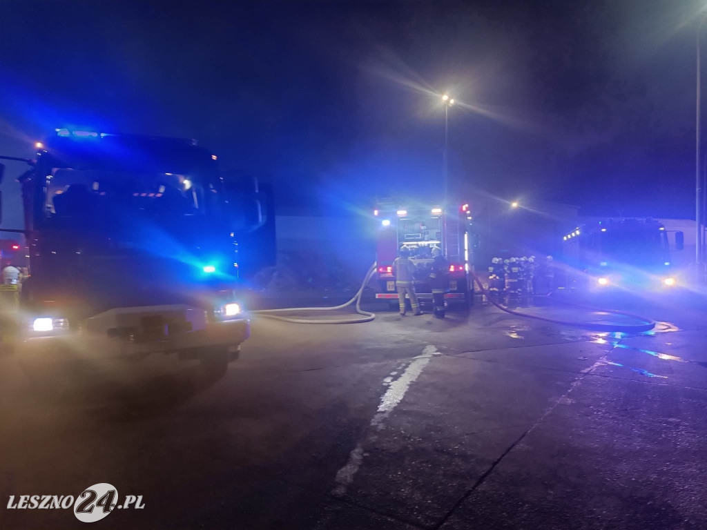 Nocny pożar na składowisku odpadów w Trzebani
