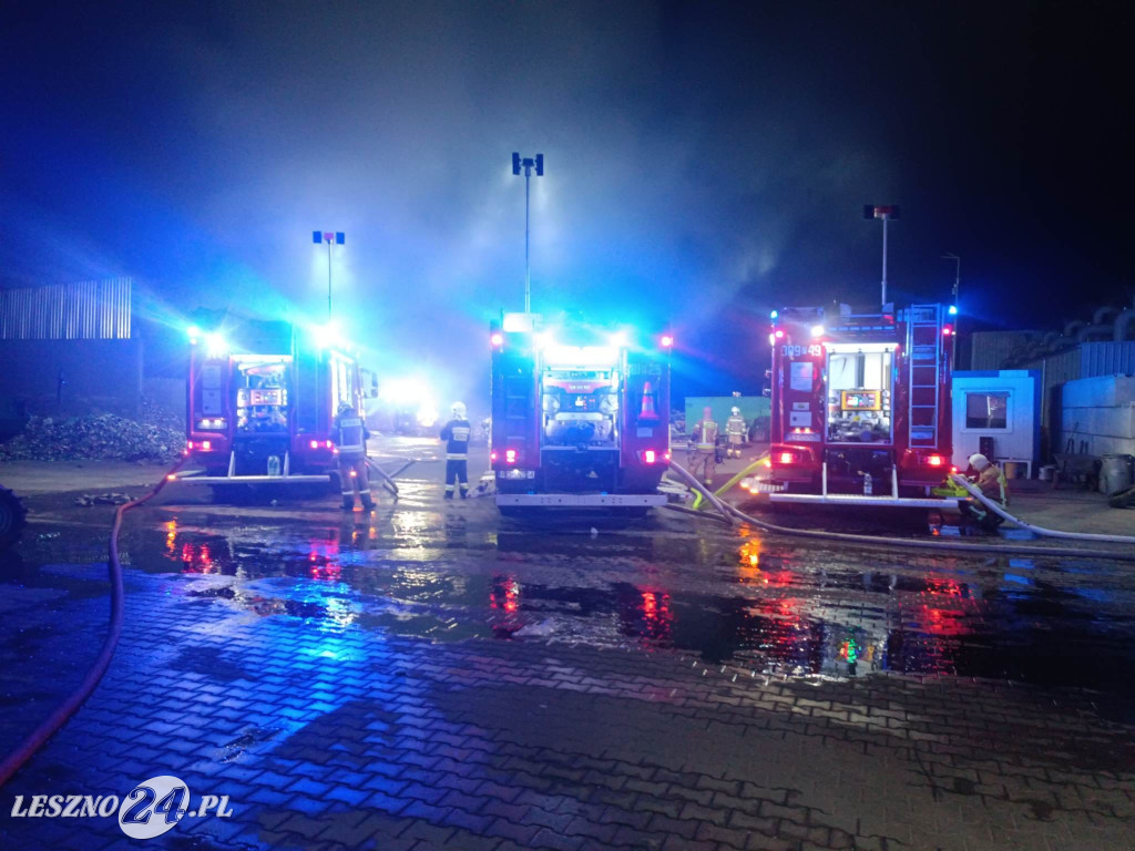 Nocny pożar na składowisku odpadów w Trzebani