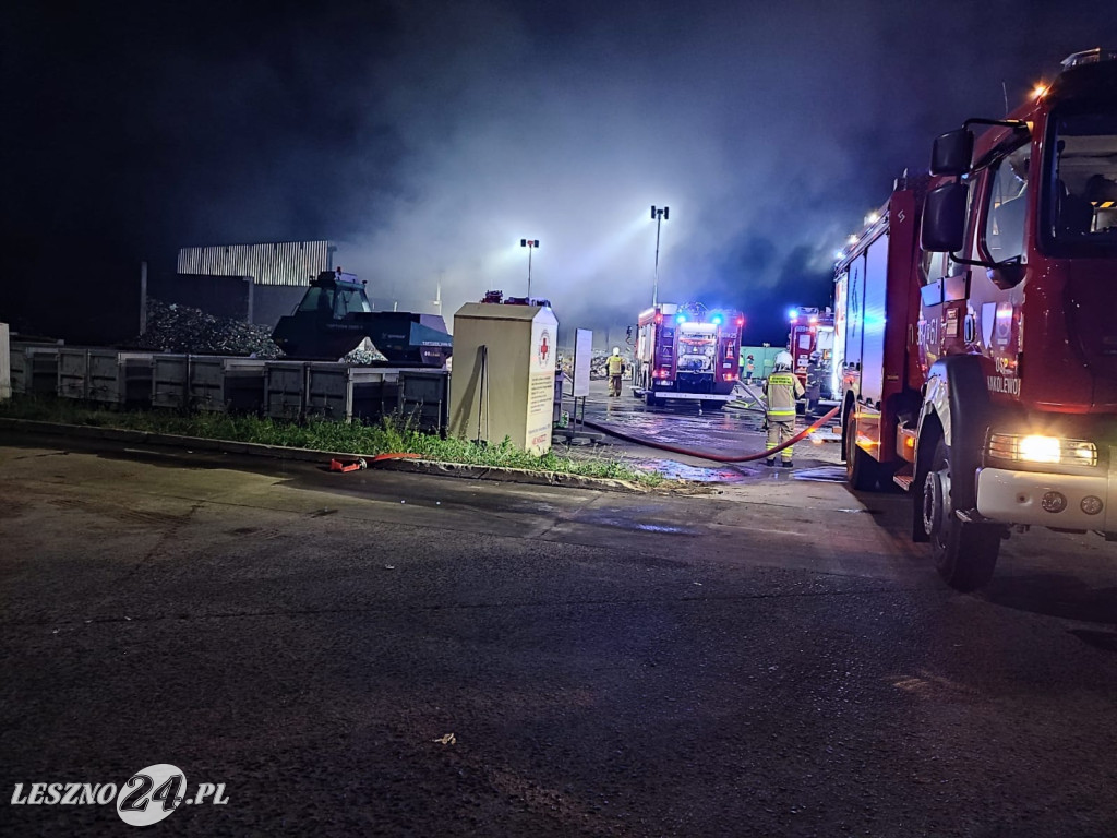 Nocny pożar na składowisku odpadów w Trzebani