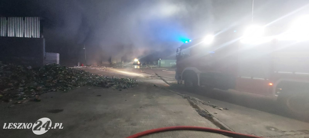 Nocny pożar na składowisku odpadów w Trzebani
