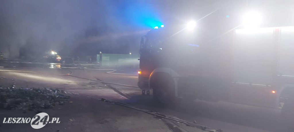Nocny pożar na składowisku odpadów w Trzebani