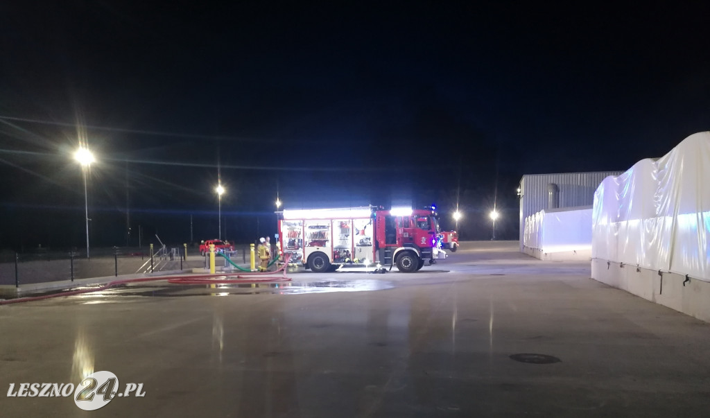 Nocny pożar na składowisku odpadów w Trzebani