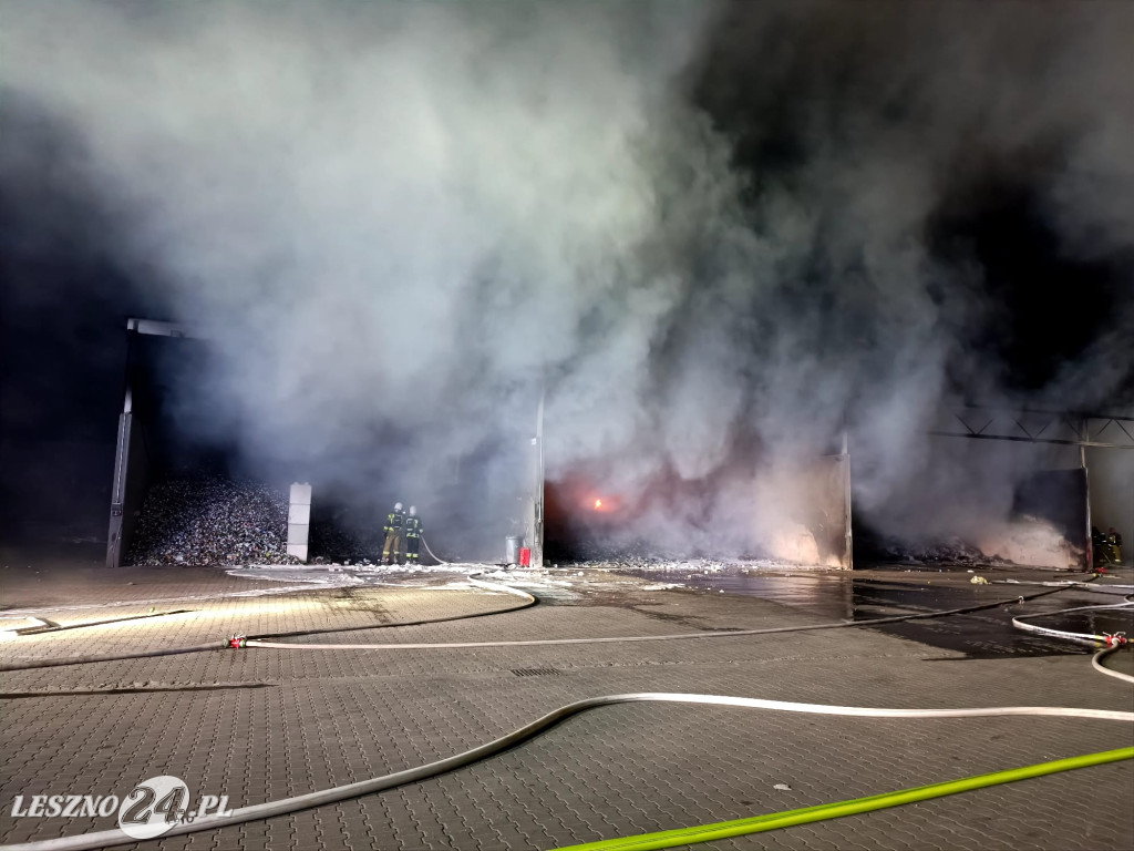 Nocny pożar na składowisku odpadów w Trzebani