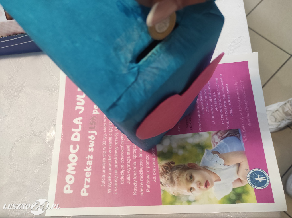 Studentki pomagają małej Julii