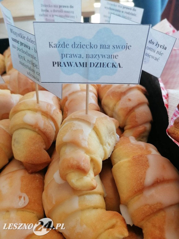 Studentki pomagają małej Julii