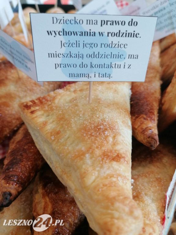 Studentki pomagają małej Julii