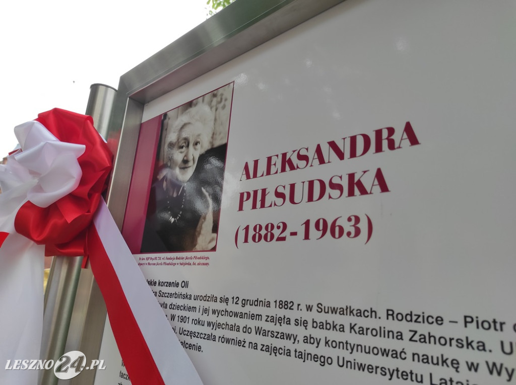 Skwer, tablica i róże dla A. Piłsudskiej