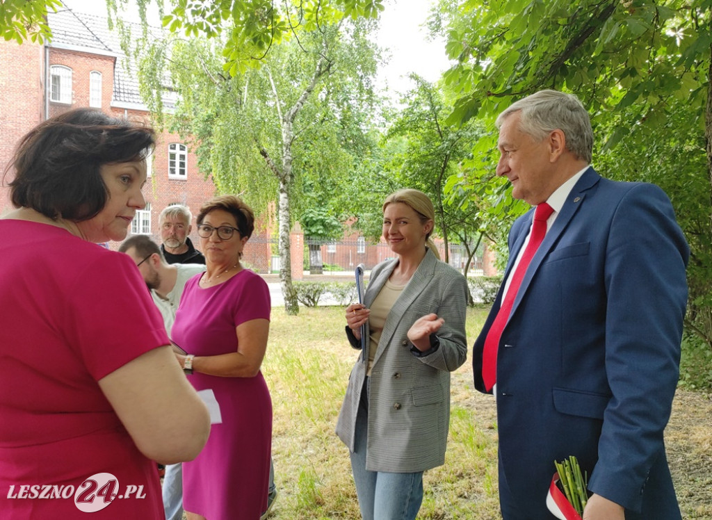 Skwer, tablica i róże dla A. Piłsudskiej