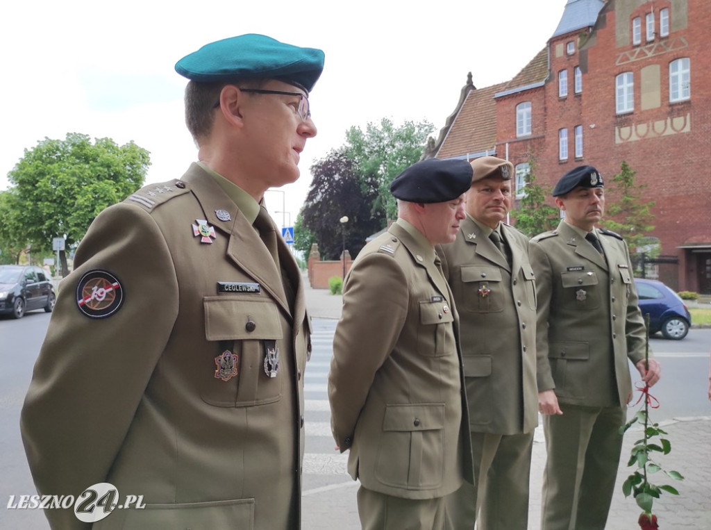Skwer, tablica i róże dla A. Piłsudskiej
