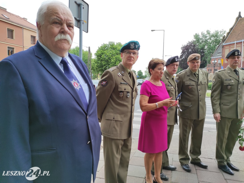 Skwer, tablica i róże dla A. Piłsudskiej