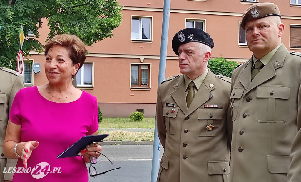 Skwer, tablica i róże dla A. Piłsudskiej