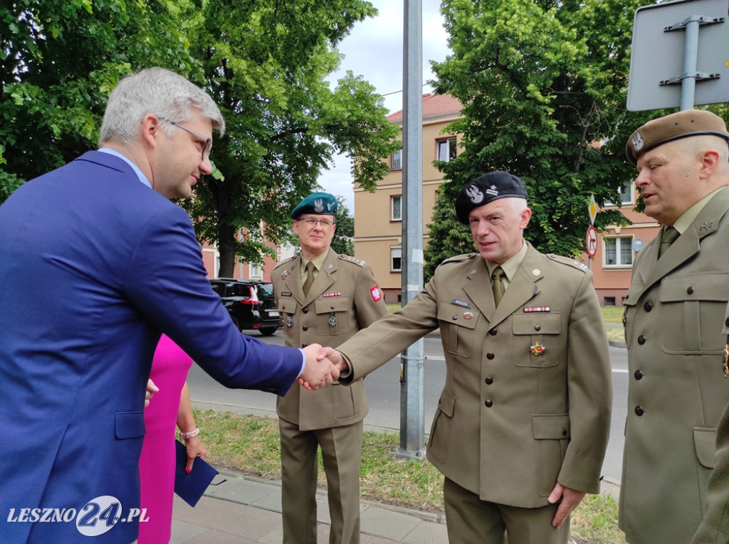 Skwer, tablica i róże dla A. Piłsudskiej