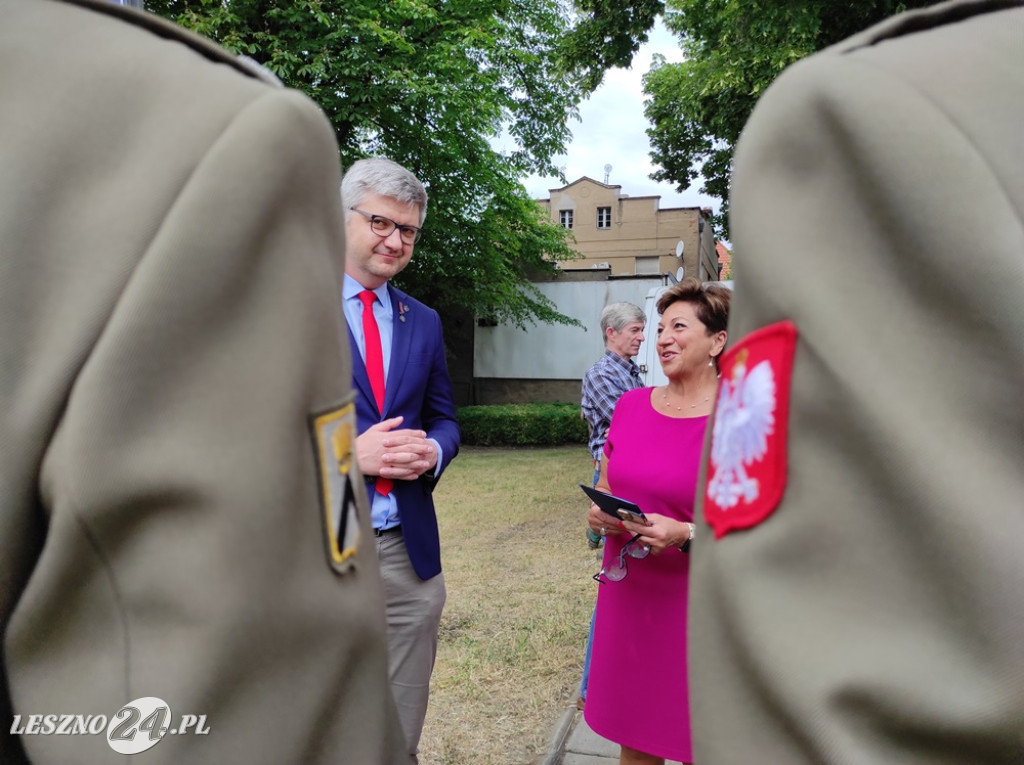 Skwer, tablica i róże dla A. Piłsudskiej