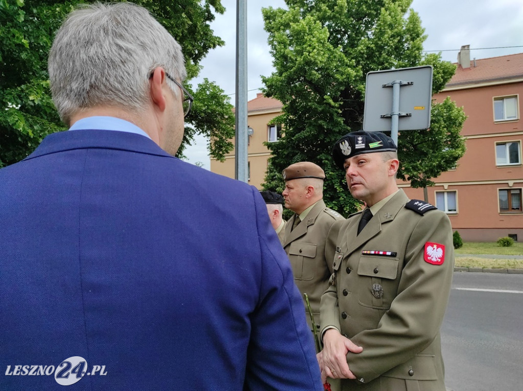 Skwer, tablica i róże dla A. Piłsudskiej