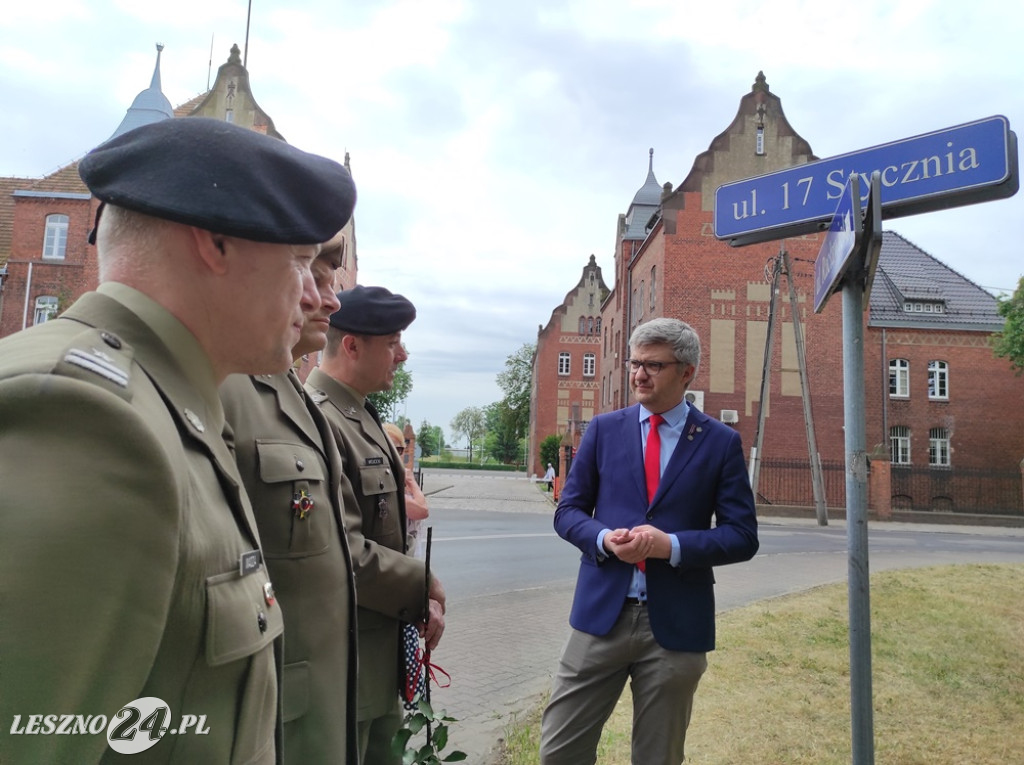 Skwer, tablica i róże dla A. Piłsudskiej