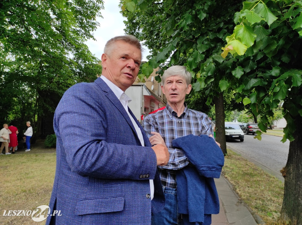 Skwer, tablica i róże dla A. Piłsudskiej