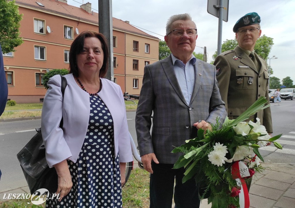 Skwer, tablica i róże dla A. Piłsudskiej