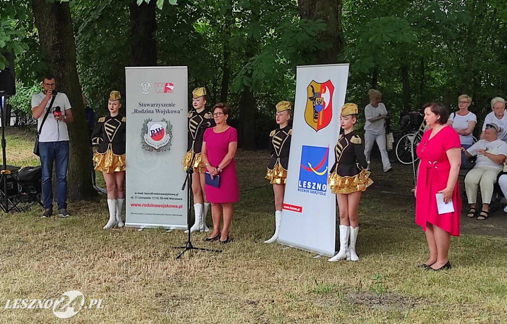 Skwer, tablica i róże dla A. Piłsudskiej