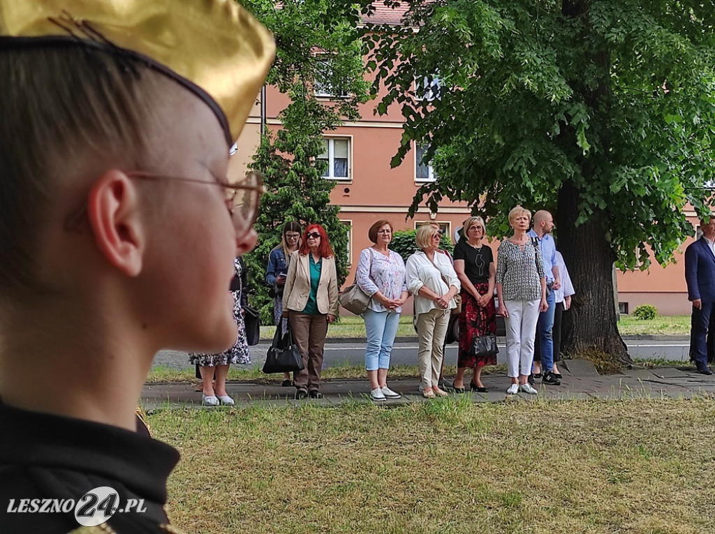 Skwer, tablica i róże dla A. Piłsudskiej