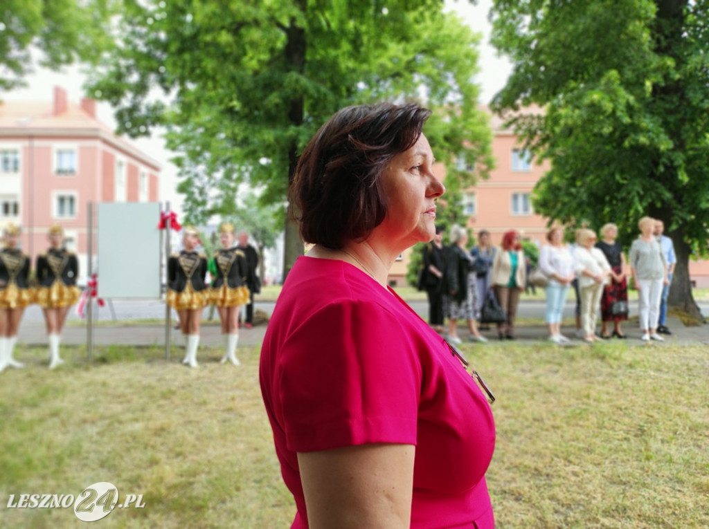 Skwer, tablica i róże dla A. Piłsudskiej