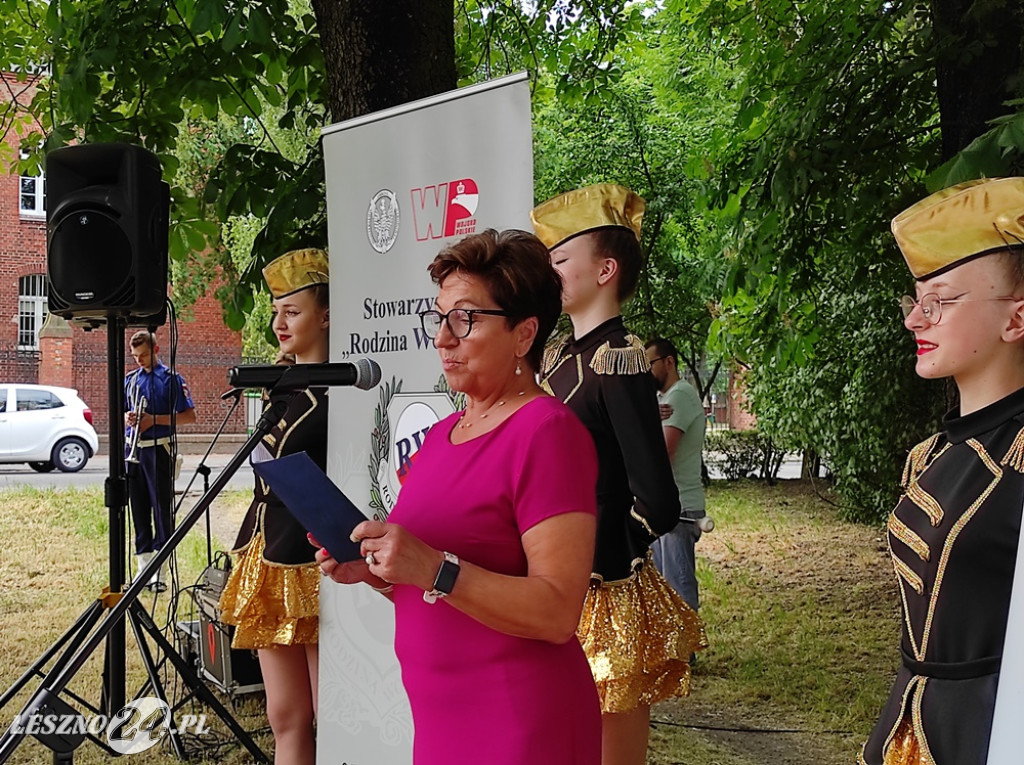 Skwer, tablica i róże dla A. Piłsudskiej