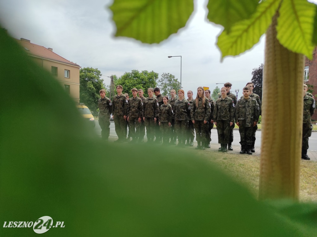 Skwer, tablica i róże dla A. Piłsudskiej