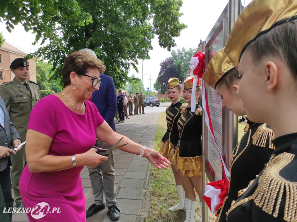 Skwer, tablica i róże dla A. Piłsudskiej