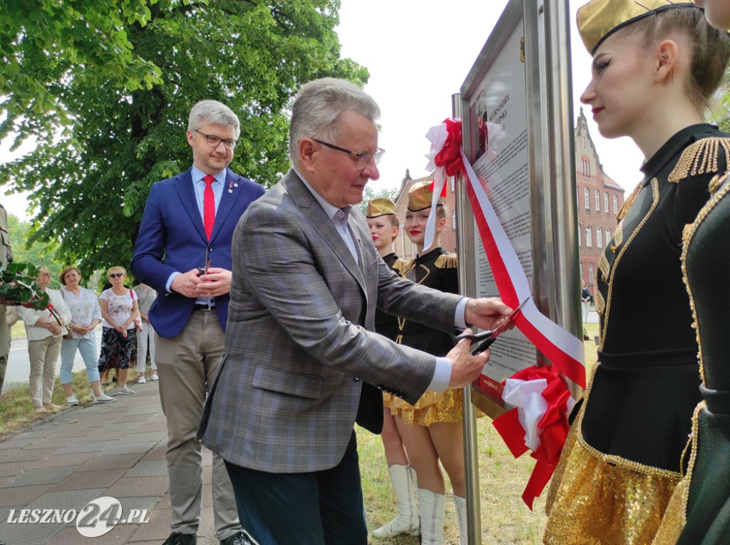 Skwer, tablica i róże dla A. Piłsudskiej