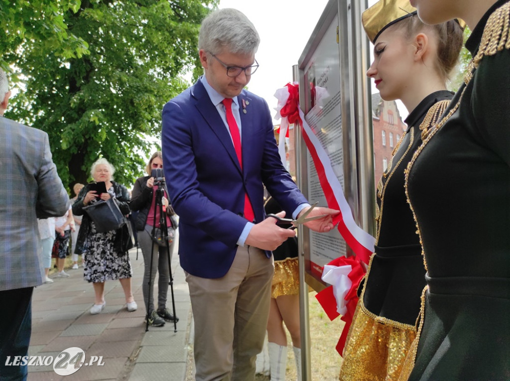 Skwer, tablica i róże dla A. Piłsudskiej