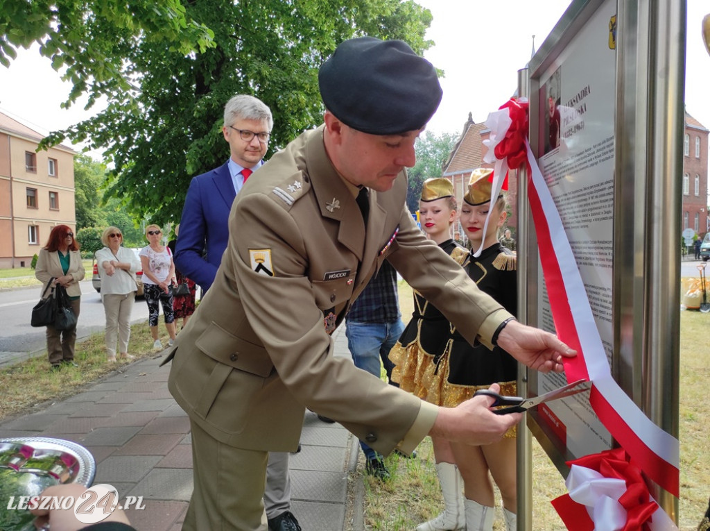 Skwer, tablica i róże dla A. Piłsudskiej
