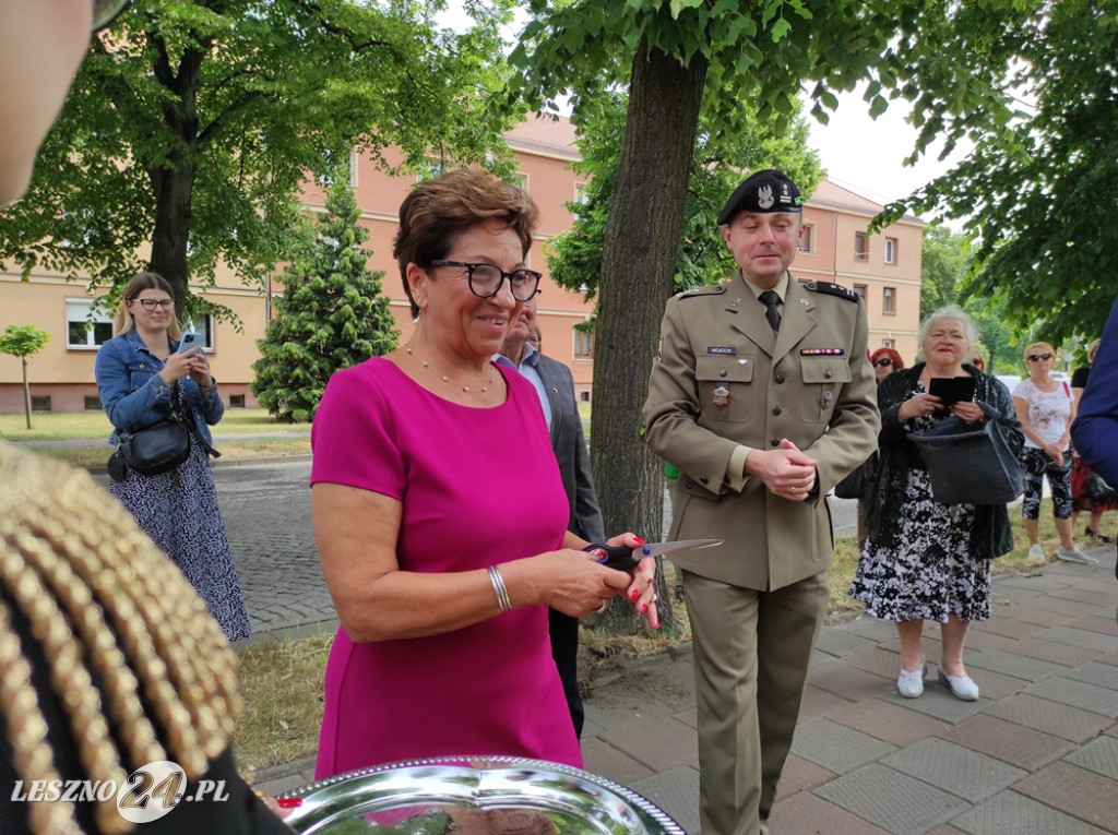 Skwer, tablica i róże dla A. Piłsudskiej