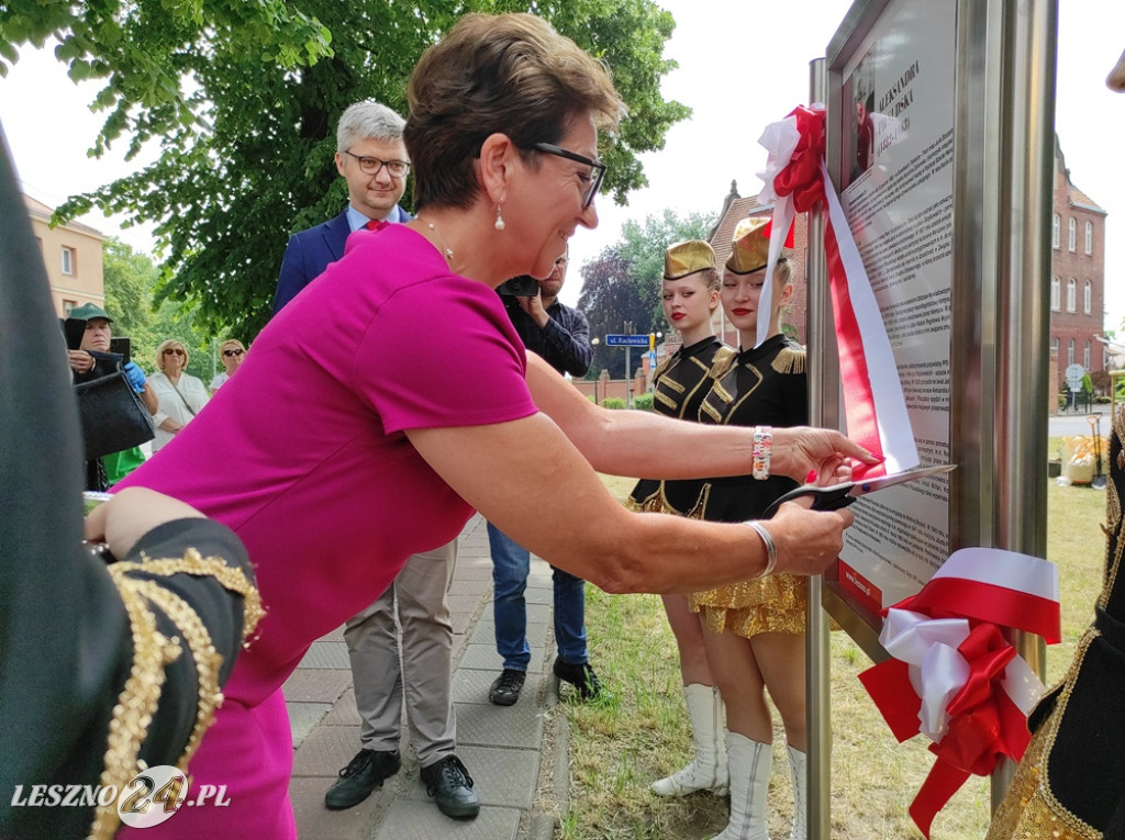 Skwer, tablica i róże dla A. Piłsudskiej
