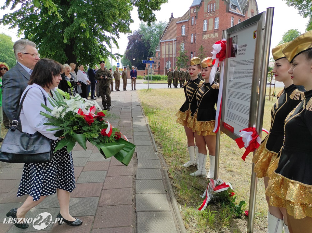 Skwer, tablica i róże dla A. Piłsudskiej