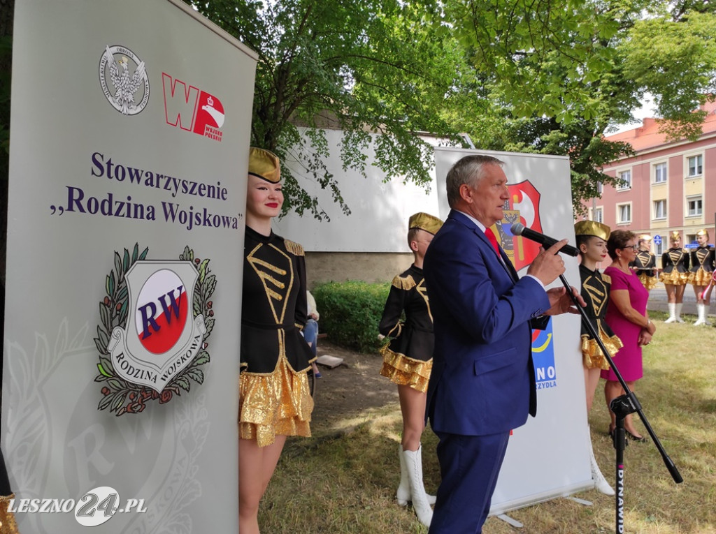 Skwer, tablica i róże dla A. Piłsudskiej