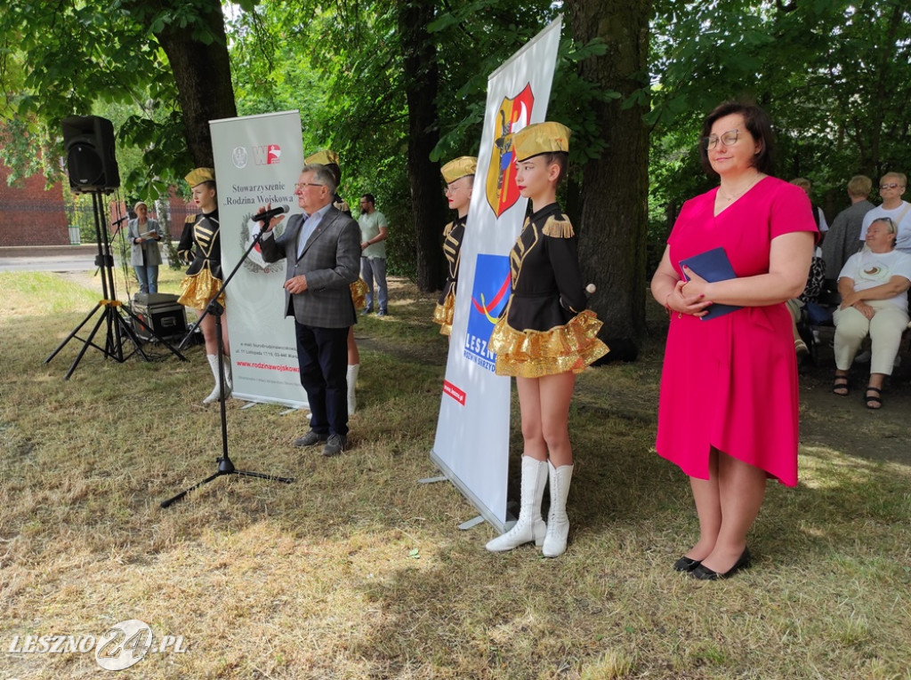Skwer, tablica i róże dla A. Piłsudskiej