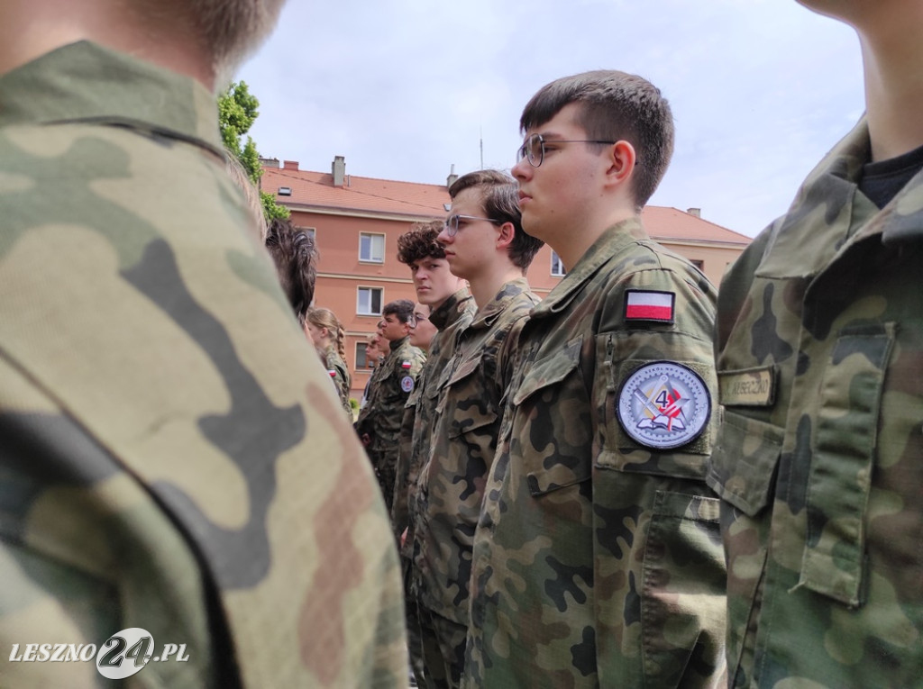 Skwer, tablica i róże dla A. Piłsudskiej