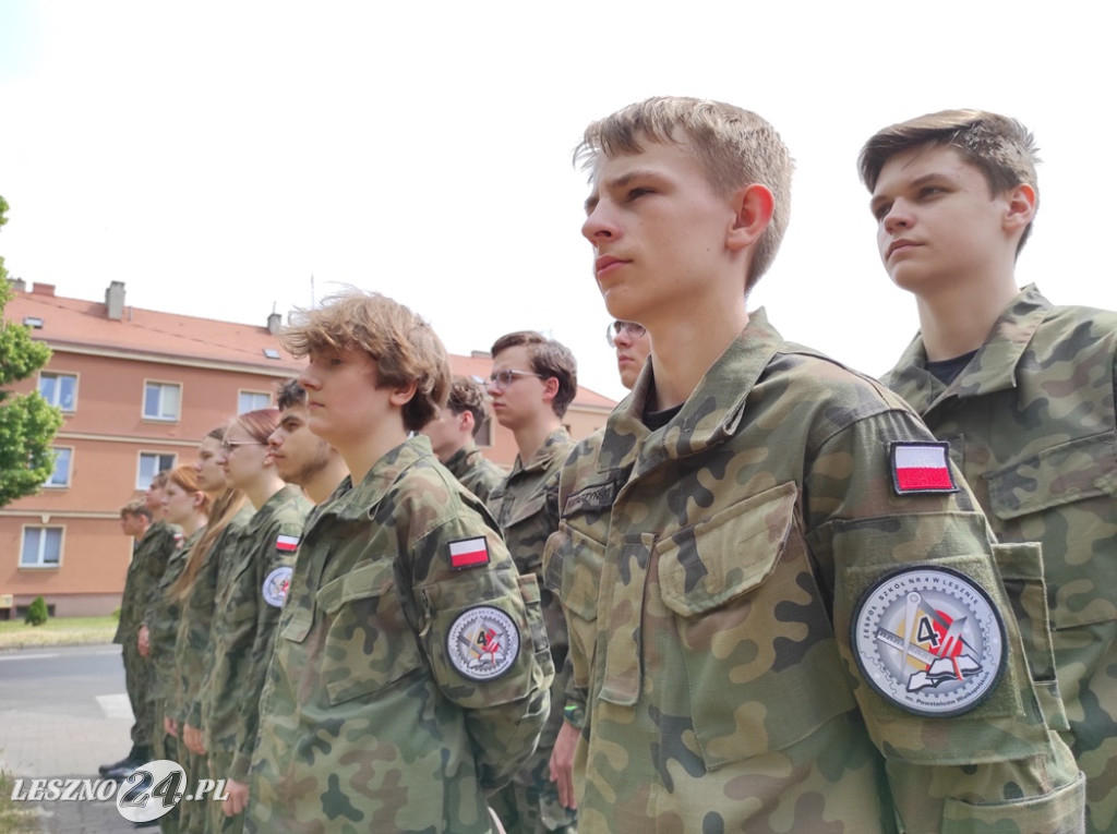 Skwer, tablica i róże dla A. Piłsudskiej