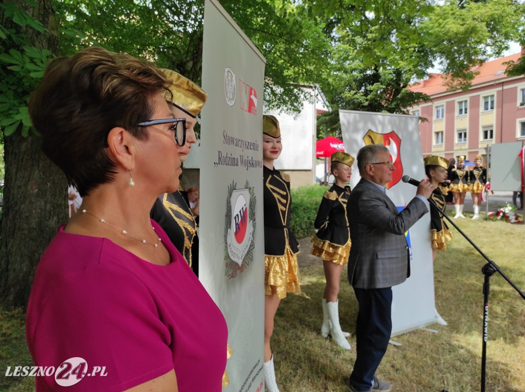 Skwer, tablica i róże dla A. Piłsudskiej