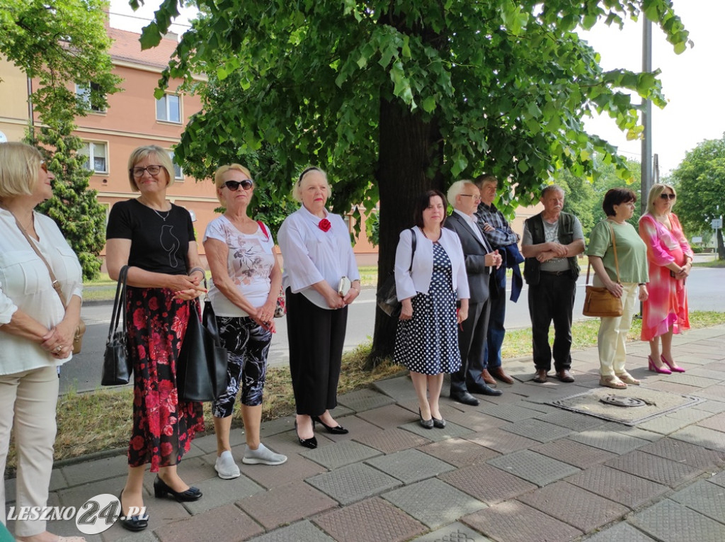 Skwer, tablica i róże dla A. Piłsudskiej