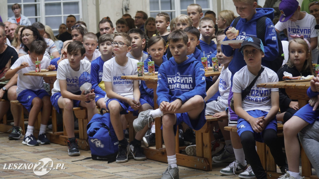 W średniowiecznym anturażu