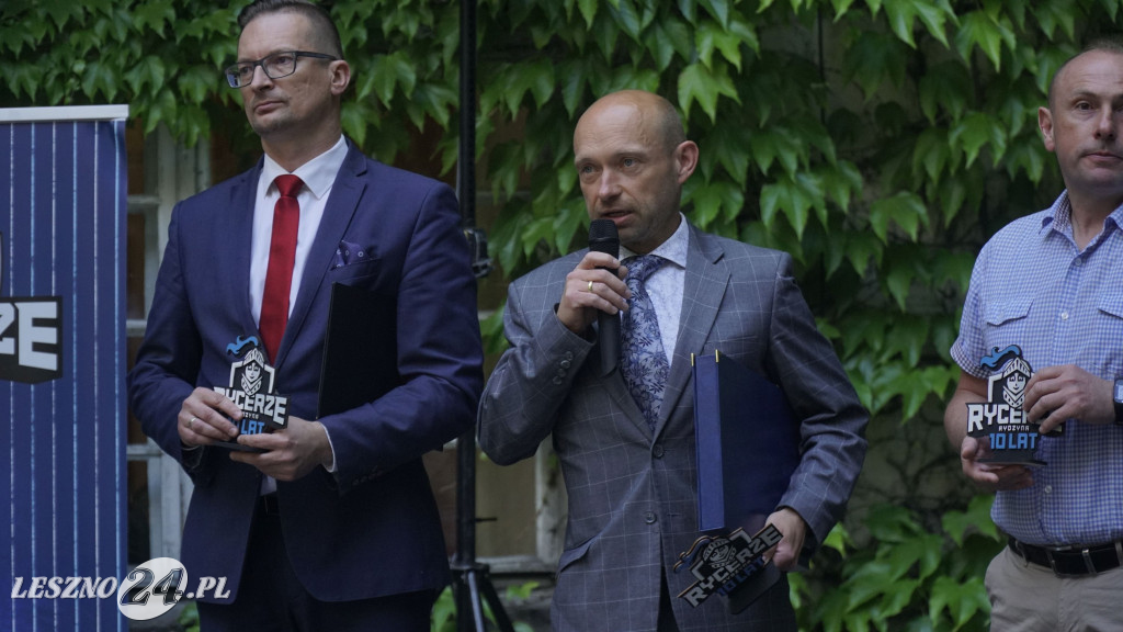 W średniowiecznym anturażu