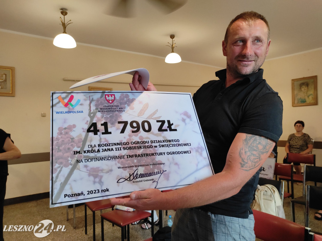 Działkowcy otrzymali czeki w Lesznie